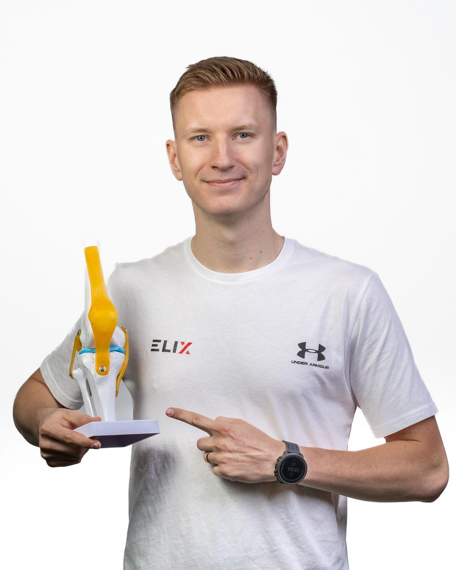 Adam Jarábek, fyzioterapeut, s modelom kolena