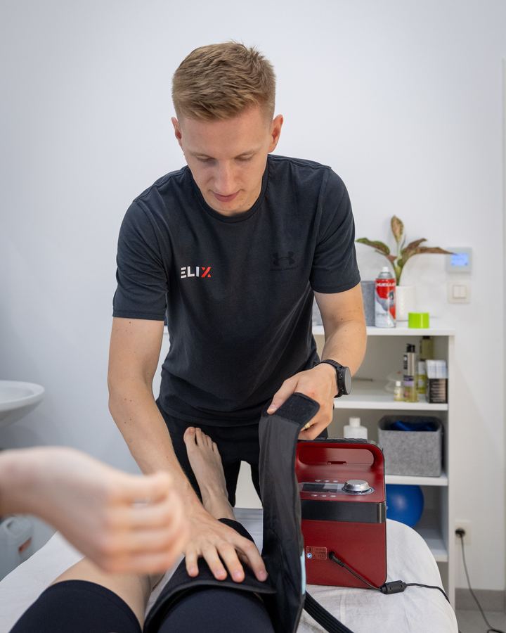 Adam nasadzuje manžetu Game Ready na koleno
